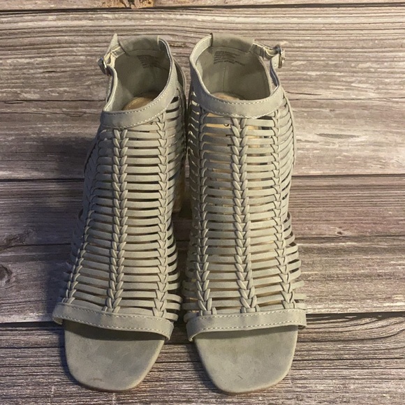 JustFab Chunky Heel Strappy Shoes size 9 - Picture 3 of 6